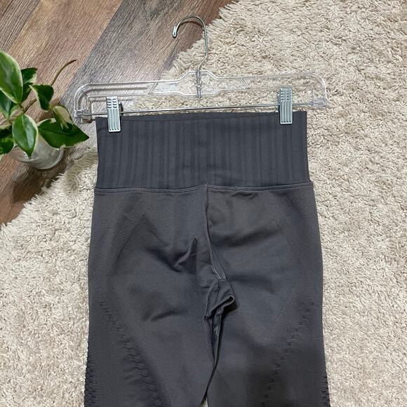 Athleta Gray Laser Cut Ribbed Seamless High Rise Trophy 7/8 Coolmax Leggings - Picture 4 of 6